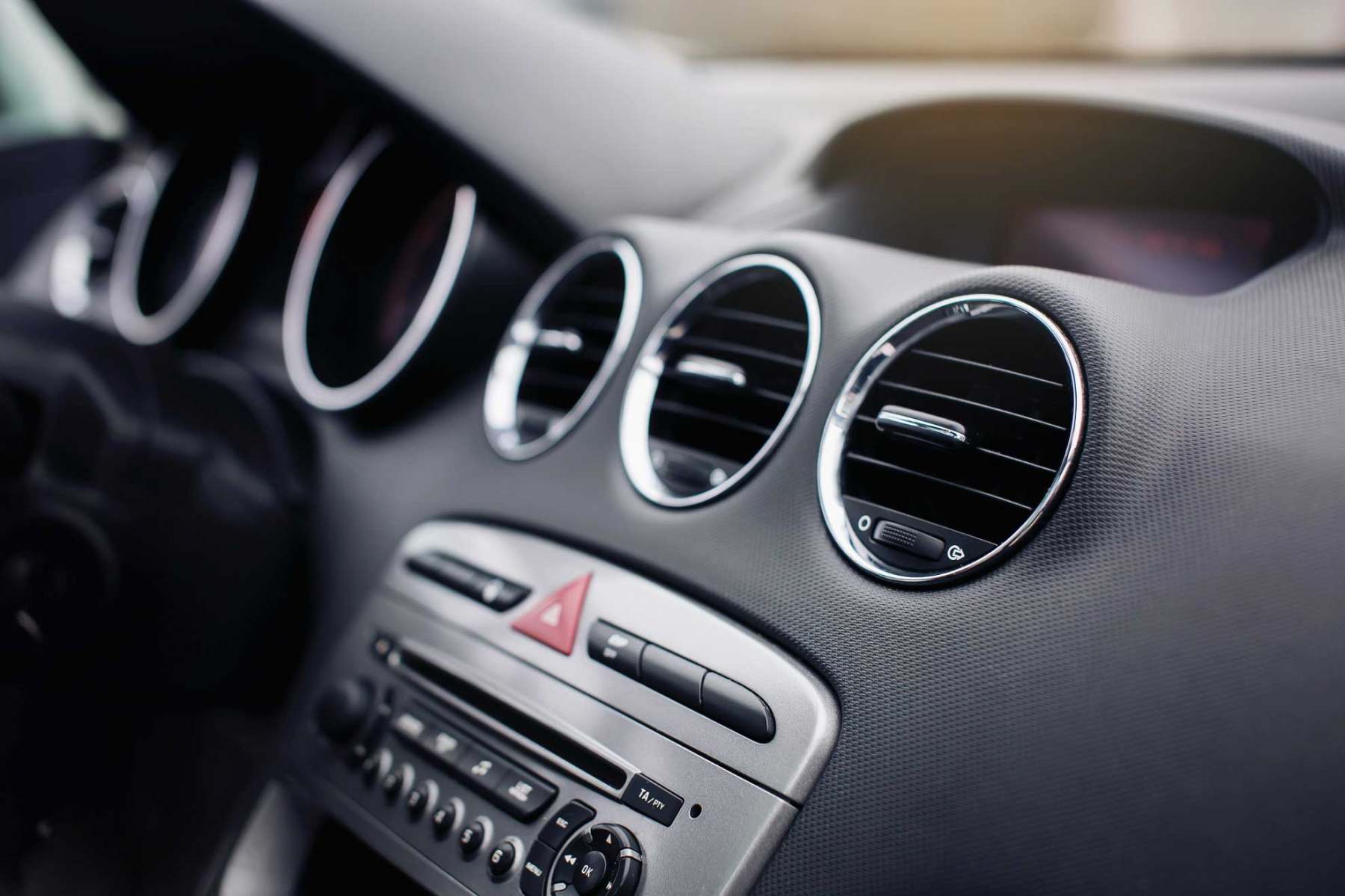 airconditioningincarclimatecontrolacunitinthenewcar_t20